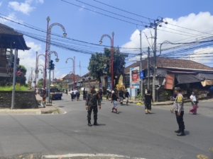 Babinsa Bitera Bersinergi Amankan Prosesi Pitra Yadnya di Lingkungan Sengguan