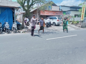 Babinsa Tegallalang Bersinergi Amankan Sholat Jumat di Banjar Gentong