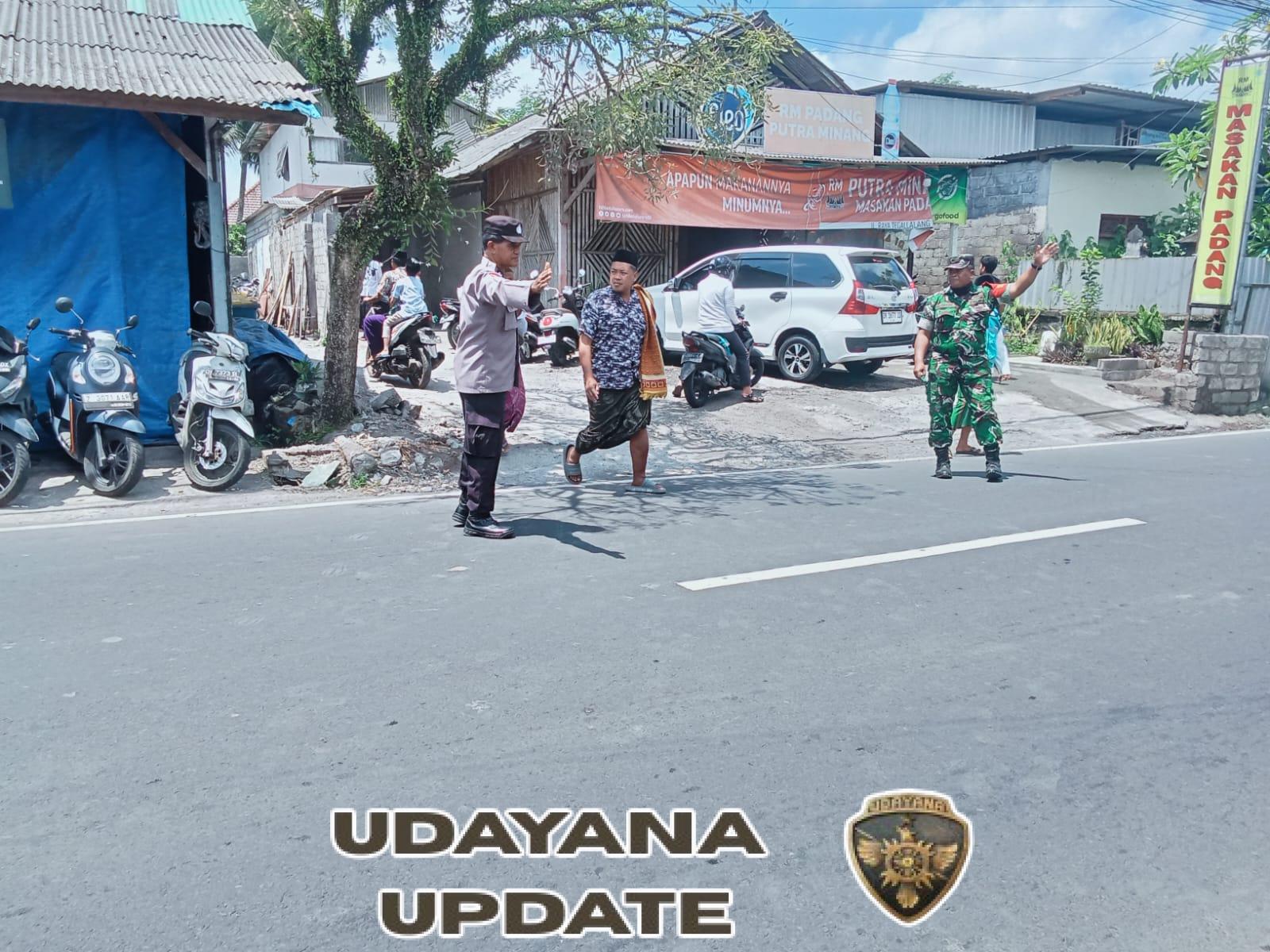 Babinsa Tegallalang Bersinergi Amankan Sholat Jumat di Banjar Gentong