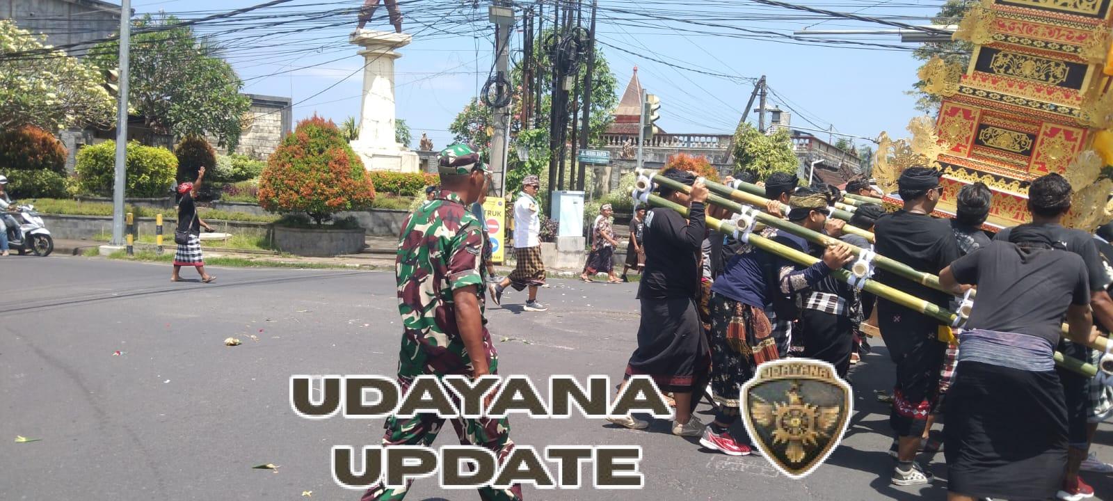 Babinsa Blahbatuh Bersinergi Amankan Upacara Pitra Yadnya di Banjar Laud