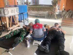 Babinsa Singakerta Ikut Donor Darah, Wujud Kepedulian TNI untuk Sesama