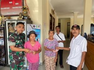 Dua Babinsa Koramil Banjarangkan Beri Pendampingan Penyaluran BLT DD