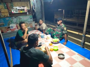 Babinsa Koramil 1628-04/Poto Tano Gelar Patroli Malam, Ingatkan Warga Jaga Kamtibmas