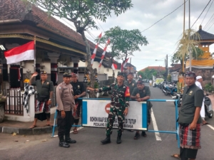 Beri Keamanan Kuatkan Kemanunggalan, Babinsa Semarapura Kauh Kawal Upacara Keagamaan