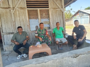 Duduk Bersama Warga, Babinsa Bisel Tebar Kehangatan di Desa Teba