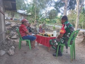 Bangun Kedekatan dengan Warga, Babinsa Koramil 1618-05/Biut Gelar Komsos di Desa Taunbaen