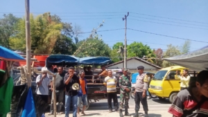 Tertibkan Pedagang di Jalan, Babinsa Koramil 1618-04/Bisel dan Aparat Desa Gelar Penertiban Pasar Maubesi