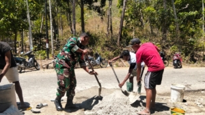 Tingkatkan Kemanunggalan TNI-Rakyat, Serda Natalino Gelar Kerja Bakti di Desa Sunsea