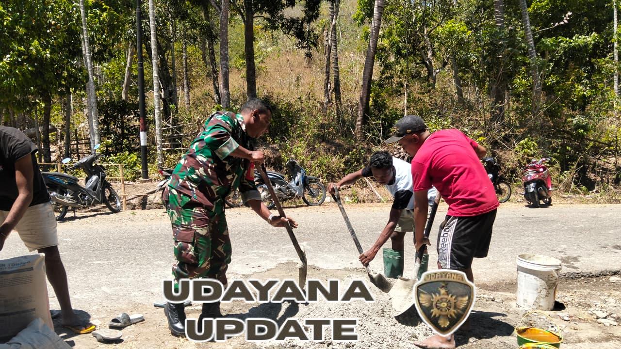 Tingkatkan Kemanunggalan TNI-Rakyat, Serda Natalino Gelar Kerja Bakti di Desa Sunsea