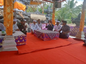 Dalam Rangaka Piodalan dan Ngentang Linggih di Pura Puseh Desa Adat Rendeten Desa Bontihing Bupati Buleleng memberikan Sambutan dan doa semoga kegiatan ini berjalan lancar