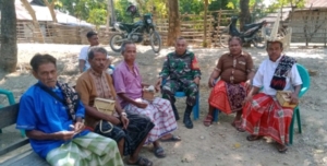 Babinsa Rote Ndao Jalin Komsos Bersama Tokoh Masyarakat di Desa Lekunik
