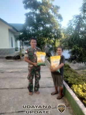 Babinsa Rote Ndao Gelar Penjualan Beras SPHP di Kelurahan Mokdale