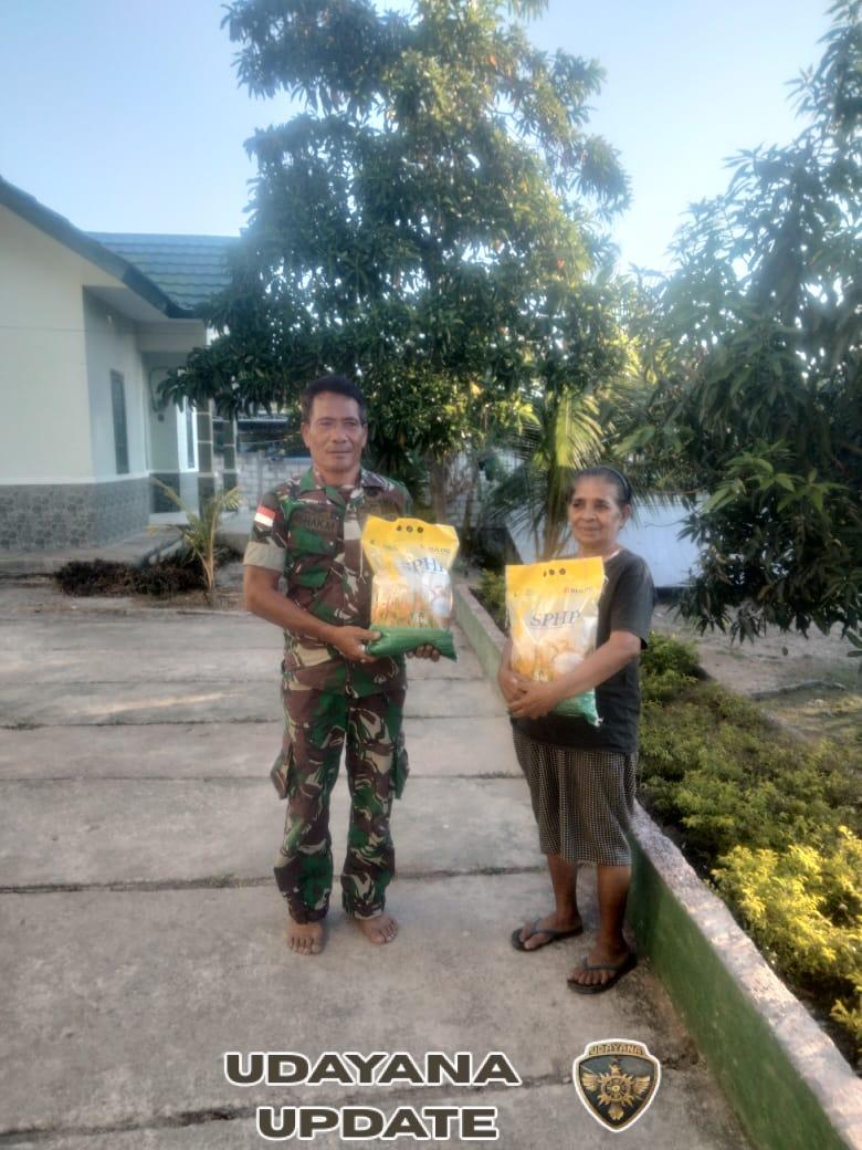 Babinsa Rote Ndao Gelar Penjualan Beras SPHP di Kelurahan Mokdale