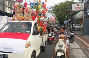 Pelda Zais Dampingi Umat, Pawai Kembang Telur Maulid Desa Sidakarya Berlangsung Khidmat