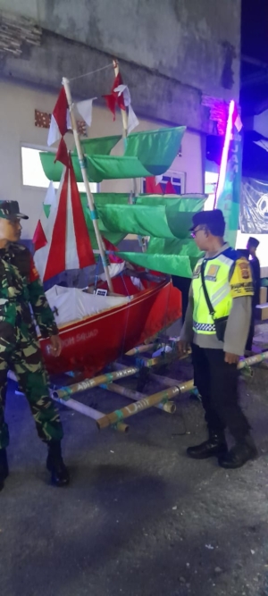 Berikan rasa aman dan nyaman, Babinsa 1623-04/Sidemen amankan pawai hari raya Maulid Nabi Muhammad S.A.W tahun 2025.