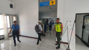 Babinsa Koramil 1624-03 Lewoleba Hadir Jaga Keamanan Bandara Wunopito