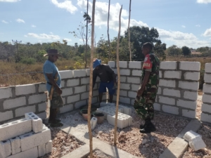 Babinsa Rote Ndao Bantu Warga Pasang Batako di Desa Ofalangga