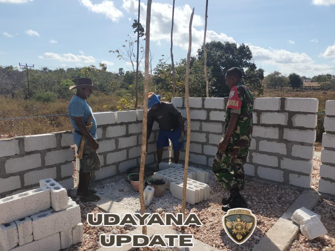 Babinsa Rote Ndao Bantu Warga Pasang Batako di Desa Ofalangga
