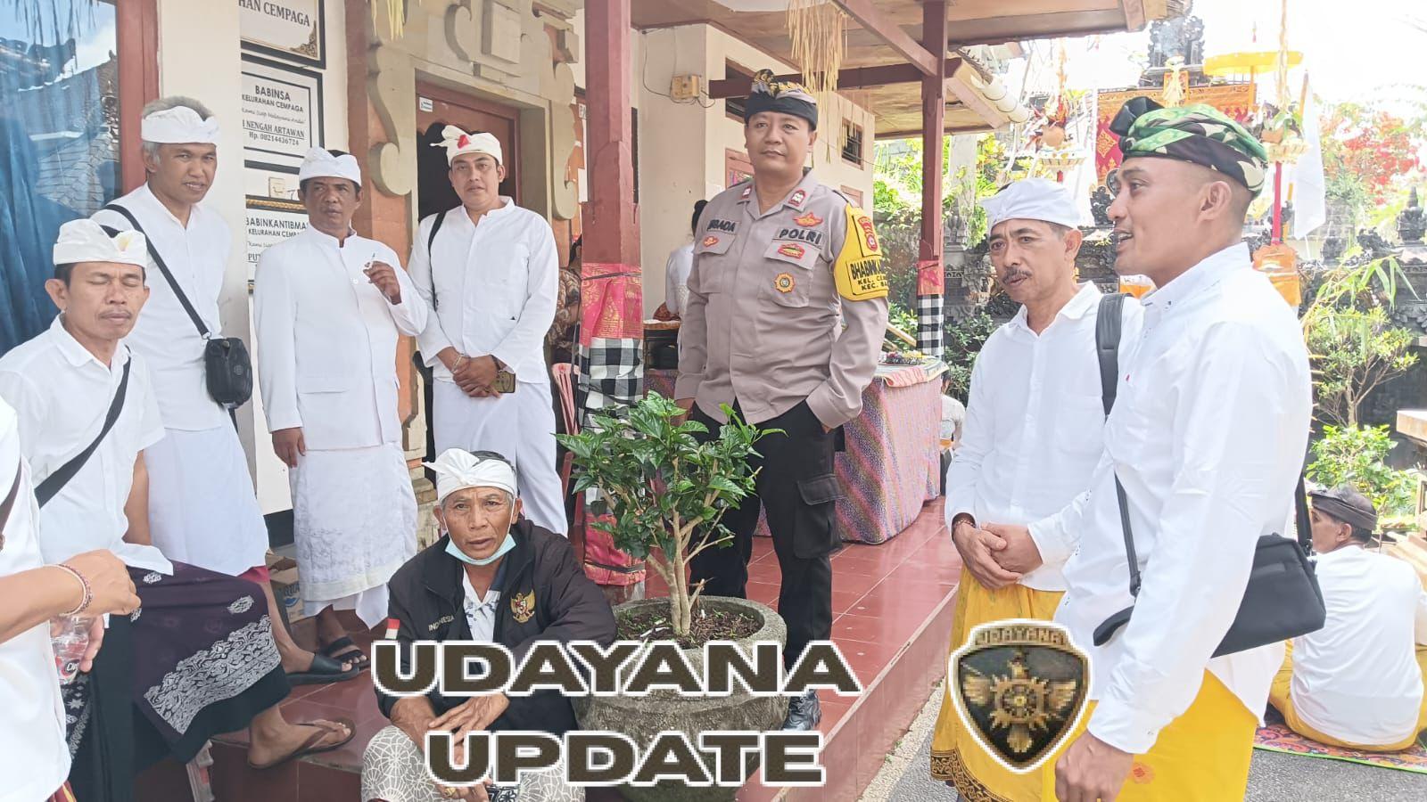 Hari Raya Saraswati, Babinsa Cempaga Bersama Perangkat Desa Gelar Persembahyangan di Pura Padmasana Kantor Lurah