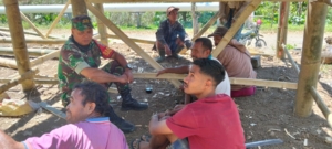 Wujudkan Wilayah Aman, Babinsa Serka Petrus Gobhe Gelar Komsos dan Pamwil