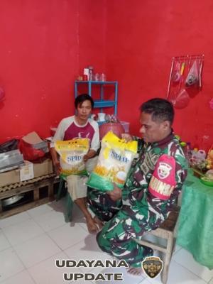 Babinsa Batutua Antar Beras SPHP GPM ke Warga Desa Oebatu