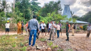 Babinsa Bersama Lurah dan BPN Laksanakan Pengukuran Lahan di Jalan Jalur Gasa