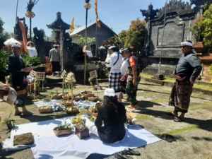 Babinsa Selulung Bersama Perangkat Desa dan Warga Gelar Persembahyangan Saraswati di Kantor Desa