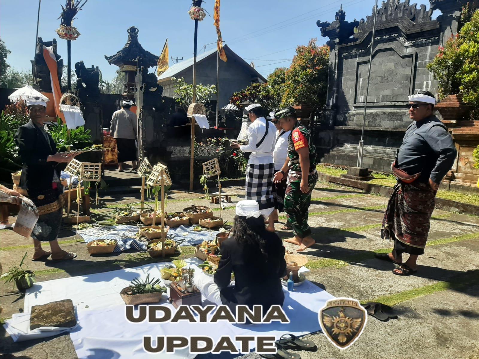 Babinsa Selulung Bersama Perangkat Desa dan Warga Gelar Persembahyangan Saraswati di Kantor Desa