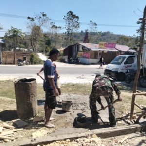 TNI Hadir di Tengah Warga, Babinsa Loli Ikut Bangun Rumah di Waikabubak