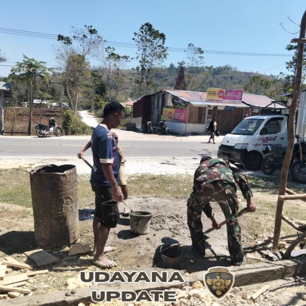 TNI Hadir di Tengah Warga, Babinsa Loli Ikut Bangun Rumah di Waikabubak