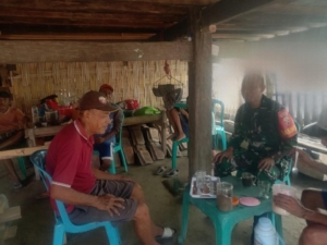 Babinsa Airsuning Gelar Komsos Bahas Keamanan dan Ketertiban Desa