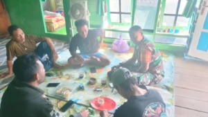 Babinsa Desa Mantar Gelar Komsos dan Monitoring Wilayah Binaan