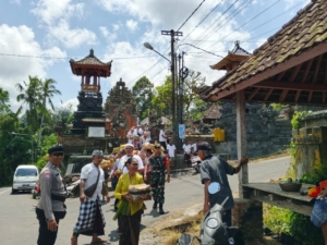 Upacara Keagamaan Piodalan Di Pura Bale Agung Selisihan Dikawal Aparat TNI Dan Polri