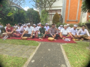 Perkuat Keharmonisan, Danramil Ubud Hadiri Upacara Piodalan di Kantor Camat Ubud