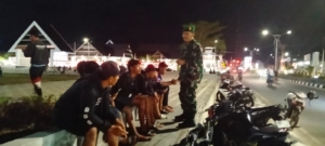 Babinsa Koramil 1628-01/Taliwang Gelar Patroli Malam di Alun-Alun Kota, Himbau Warga Jaga Kamtibmas