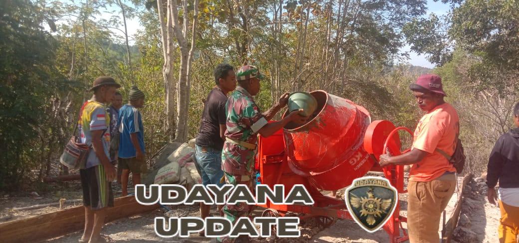 Tingkatkan Infrastruktur Desa, Babinsa Bersama Warga Rabat Jalan di Manusasi