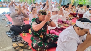 Serka Josef Taihuttu Dampingi Prosesi Sakral Ngenteg Linggih di SMP Negeri 1 Singaraja