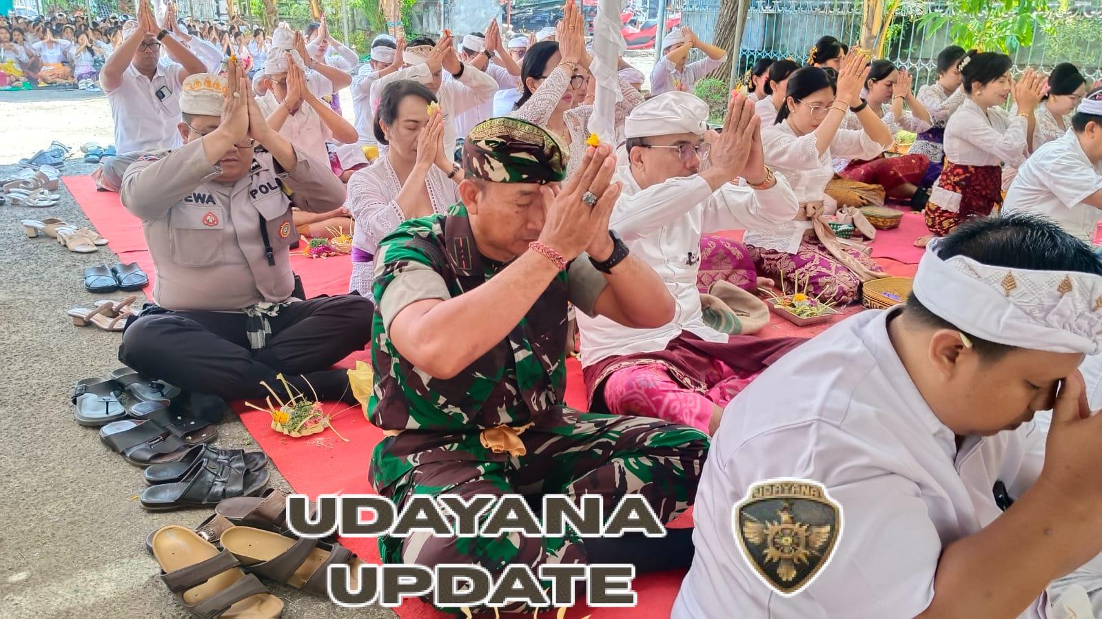 Serka Josef Taihuttu Dampingi Prosesi Sakral Ngenteg Linggih di SMP Negeri 1 Singaraja