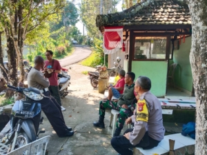 Tingkatkan Keamanan dan Ketertiban, Babinsa Bengkel Gelar Komsos di Pos Satpam IPSA