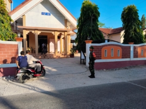 Bulan Pendidikan, TNI Kawal Ibadah Minggu di GMIT Efata Lekioen Berjalan Aman dan Lancar