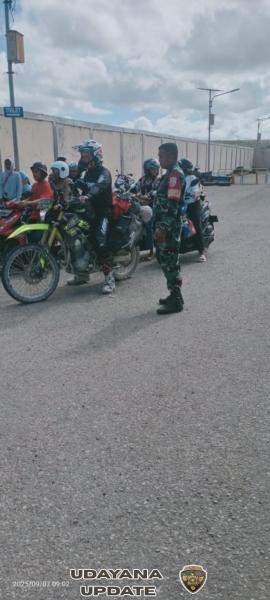 TNI Hadir di Tengah Masyarakat, Babinsa Jaga Keamanan Pelabuhan ASDP Pantai Baru Rote Ndao