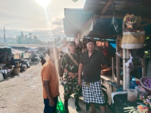 Babinsa Koramil 1616-01 Gianyar Jalin Komsos dengan Petugas BUPDA dan Pedagang