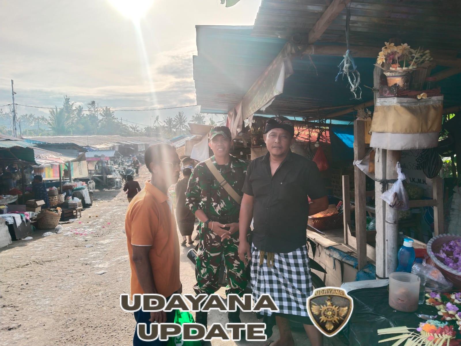 Babinsa Koramil 1616-01 Gianyar Jalin Komsos dengan Petugas BUPDA dan Pedagang