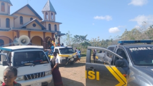 TNI Hadir di Tengah Iman: Babinsa Koramil 1612-03/Borong Dampingi Prosesi Rohani Umat Katolik