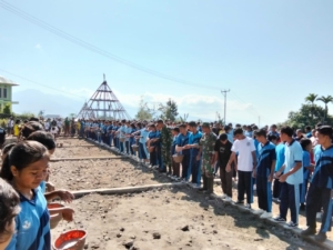 Semangat Kebersamaan, Babinsa Satar Mese Cor Pondasi Gereja Bersama Masyarakat