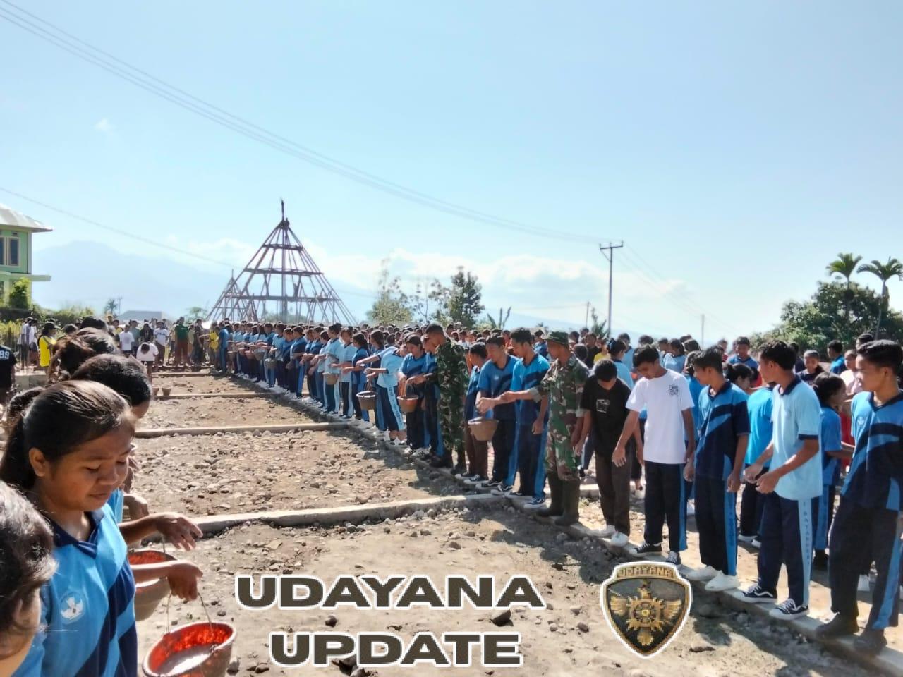 Semangat Kebersamaan, Babinsa Satar Mese Cor Pondasi Gereja Bersama Masyarakat