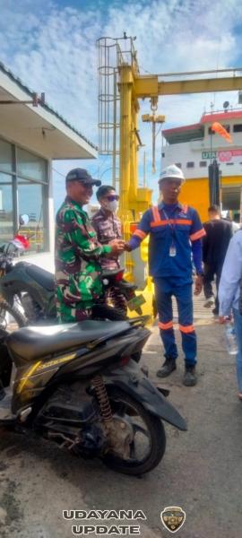 Babinsa Kokarlian Amankan Obyek Vital Pelabuhan Penyeberangan Poto Tano