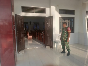Piket Koramil 1627-03/Batutua Amankan Ibadah Minggu Jemaat Talitakumi Nggauk