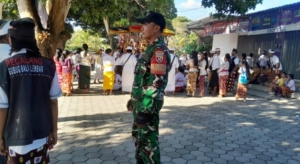 Warga Rasakan Nyaman, TNI Kawal Piodalan Purnama