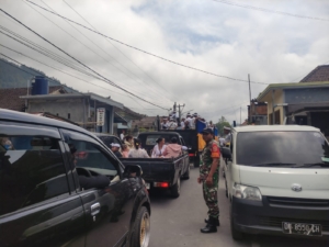 Ciptakan Rasa Aman, Babinsa Desa Buahan Turut Kawal Prosesi Ngiringang Ida Sesuhunan
